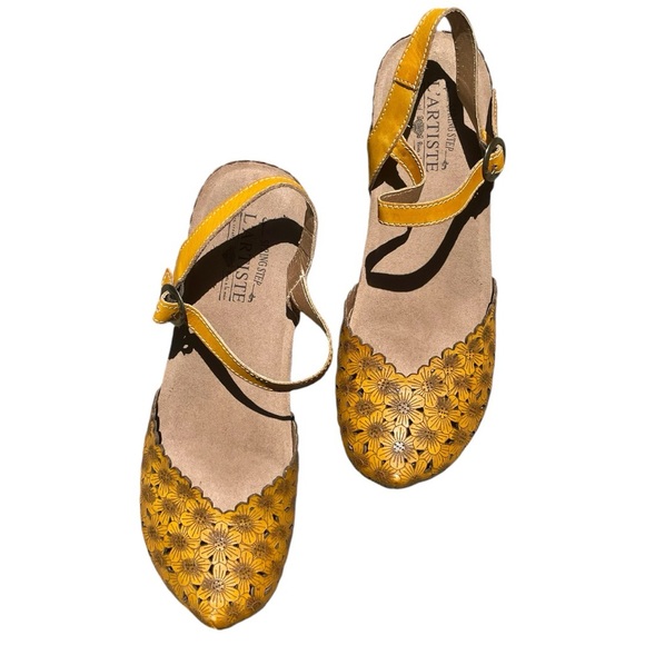 L’Artiste by Spring Step: Livia Mary Jane Flower Sandals - Picture 2 of 5